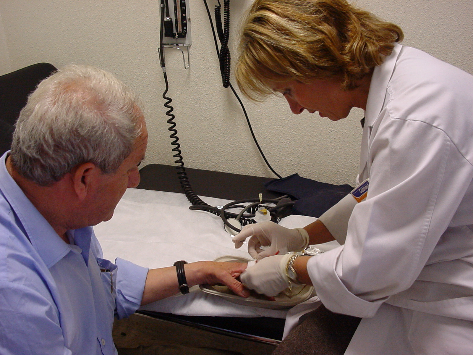 Enfermera del trabajo con paciente